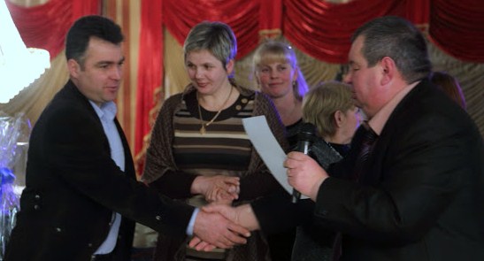 Vasile Bâcu, înmânându-mi Diploma de onoare, pentru contribuţia la dezvoltarea presei în Ţinutul Herţa