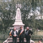Album cultural-istoric botoşănean: Ionel Bejenaru la Cordareni (Monumentul eroilor), impreuna cu poetul Mihai Munteanu, 4 iunie 2006