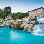 Cascada cu apă termală din Topliţa, unic pentru turismul românesc