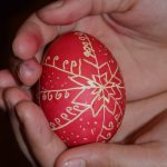 Încondeierea sau “scrisul” ouălor, o practică artistică de mare importanță în cultura tradițională