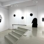Dincolo de culoare: “BLACK AND BLACK” – o expoziție de Petru Lucaci la Galeria Új Kriterion 
